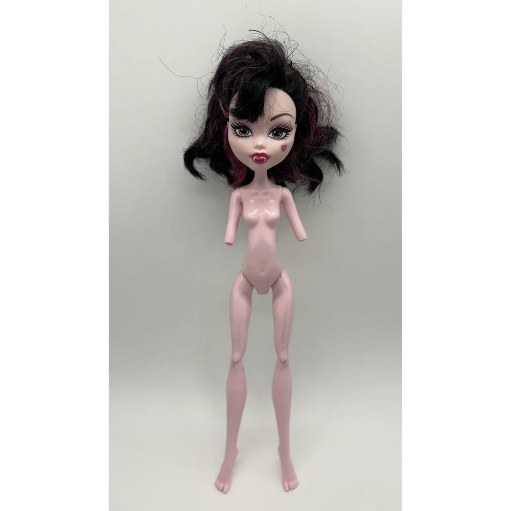 Mattel Monster High Draculaura 11in Fashion Doll Articulated Black/Pink Hair
